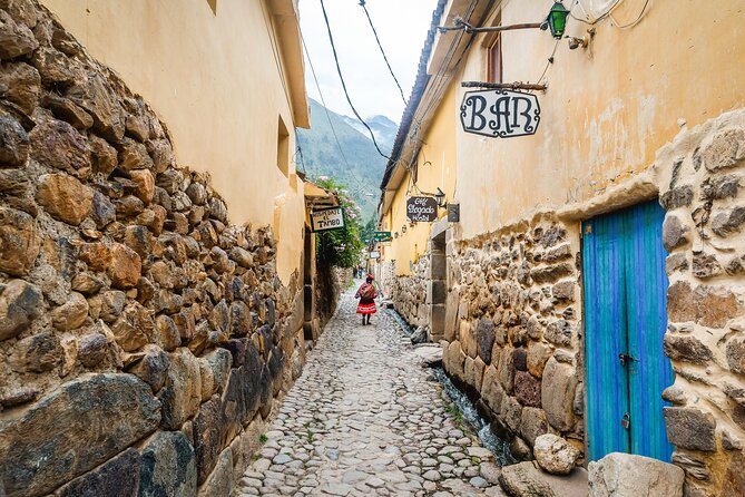 2 Day Sacred Valley and Machu Picchu Guided Tour from Cusco - Pisac brings markets, crafts, and Inca remains together