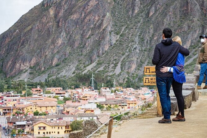 2 Day Sacred Valley and Machu Picchu Guided Tour from Cusco - The evening train and arrival in Aguas Calientes