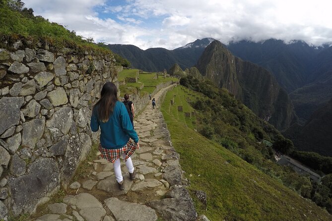 4 Days Inca Trail To Machu Picchu - Guides And Group Size