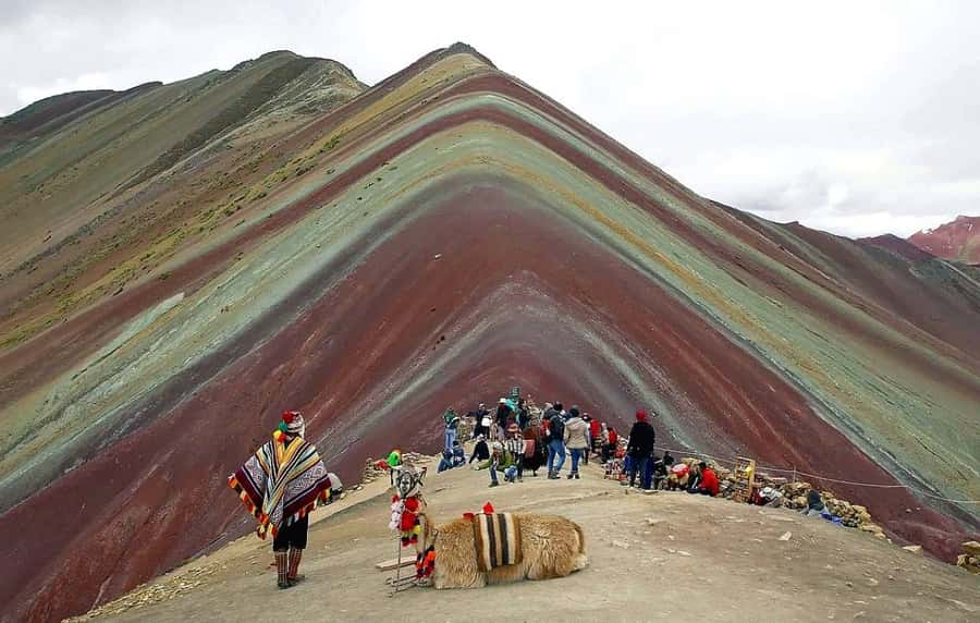 7 Colors Mountain - The parking area and the one-hour walk uphill