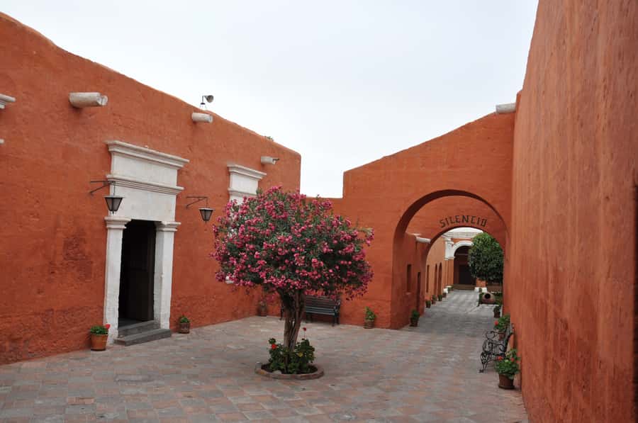 Arequipa: City Tour and Santa Catalina Monastery - Entering Santa Catalina Monastery