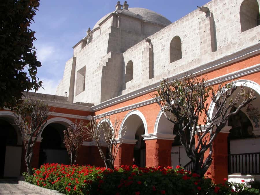 Arequipa: Walking Tour and Santa Catalina Monastery - Starting in San Lázaro, Arequipa’s old white-stone quarter
