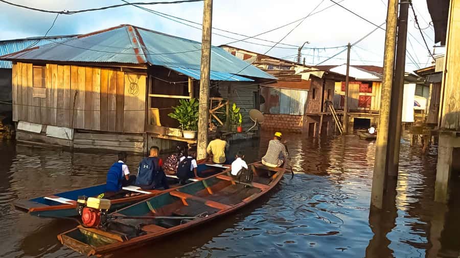 Belen Market & Floating City 2-3 Hour Private Tour - Taking the Traditional Boat Through the Peruvian Venice