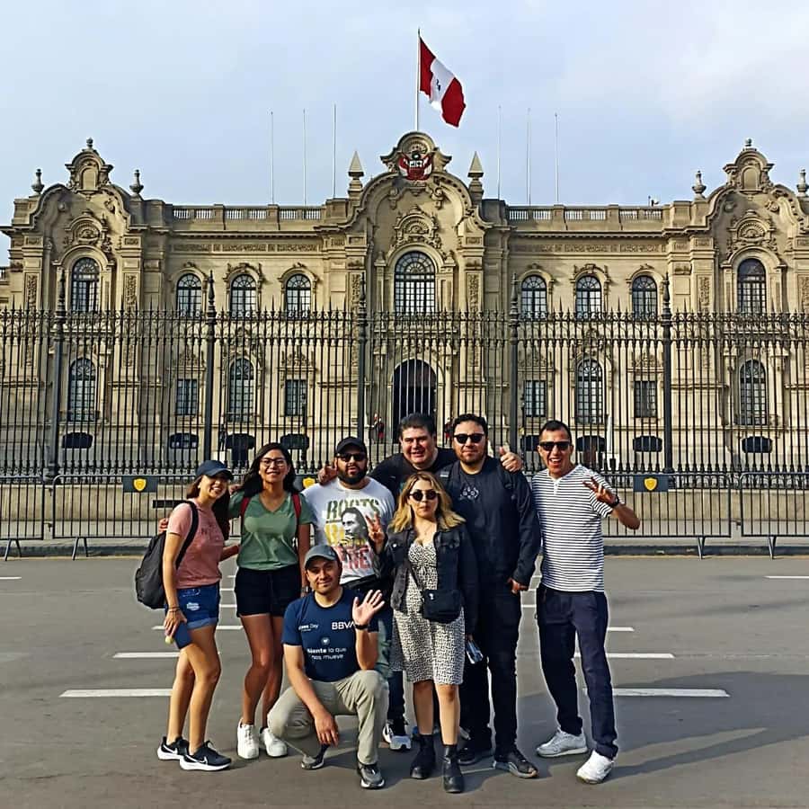 City tour and the best highlights in lima - Starting beside the Pacific at Parque del Amor