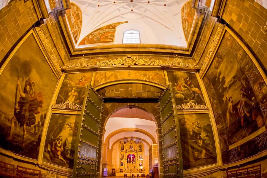 Cusco: City and Nearby Ruins 5-Hour Guided Tour - Plaza de Armas and the Cathedral’s striking interior