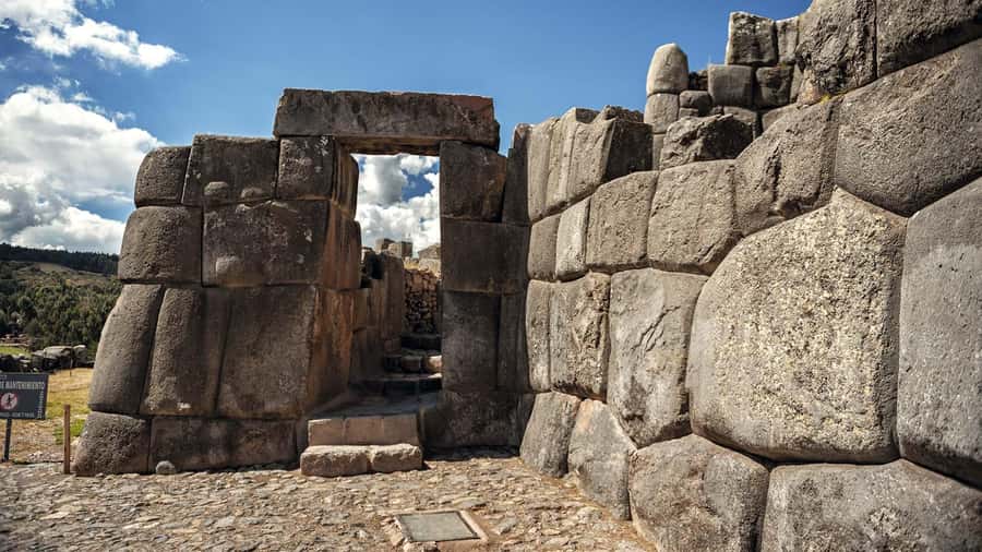 Cusco : City Tour of 4 Ruins and Sun Temple - Starting at Coricancha, where Inca and Spanish Cusco meet