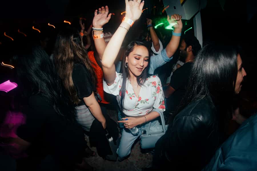 Cusco: Pub Crawl with Skip-the-Line Access and Drinks - Language, group atmosphere, and the guide