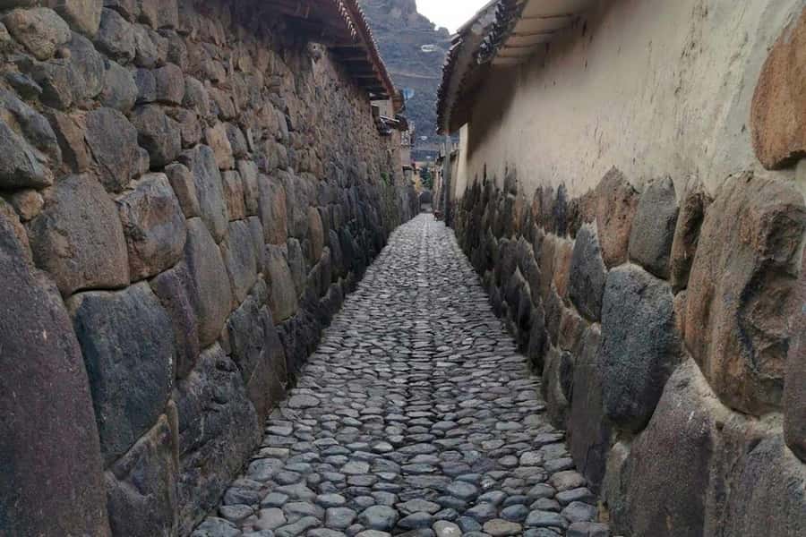 Cusco | Visit Maras, Moray, Chinchero, Pisac | Valle Vip - Pisac closes the route with terraces and a major cemetery