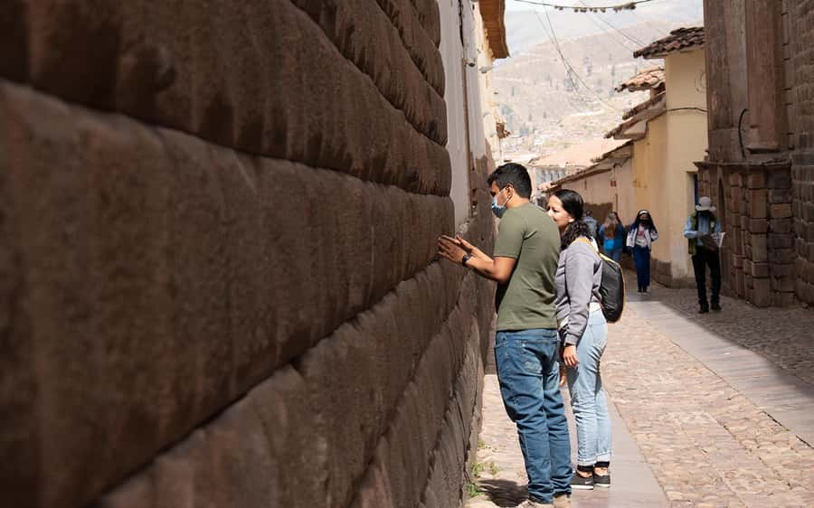 ECONOMIC PRIVATE TOUR IN THE CITY OF CUSCO - HALF DAY - The Guide and Driver Setup