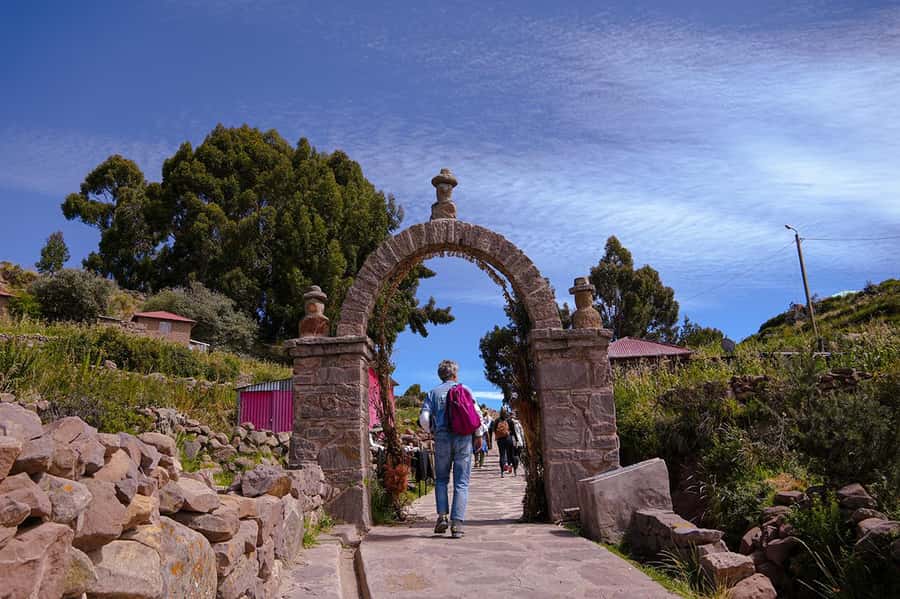 From Cusco: Titicaca Lake - Full day tour with sleeper bus - Speedboat views on Lake Titicaca