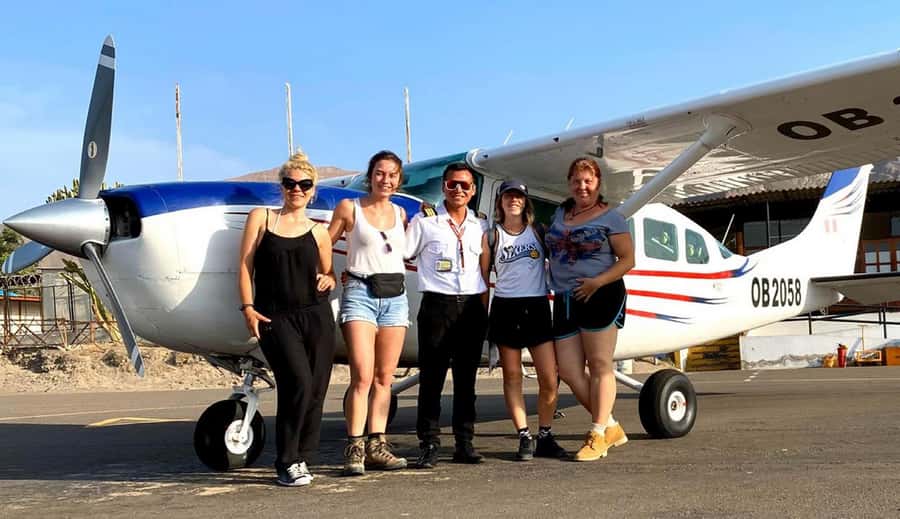 From Ica or Huacachina: Flight Tour Nazca Lines | Overflight - The guide, the pilot, and the short briefing