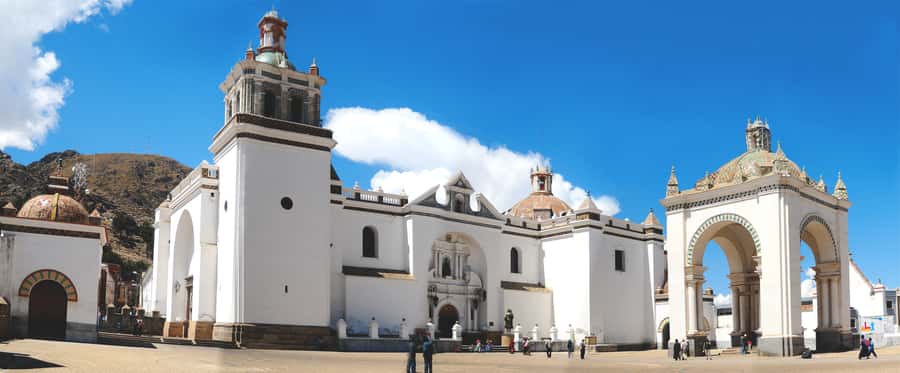 From Puno: Sun Island and Copacabana 1-Day Tour - Walking through the southern sites