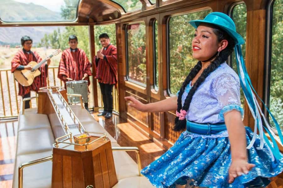 From Puno: Travel to Cusco in Titicaca Train All Inclusive - A full day across the Peruvian Andes