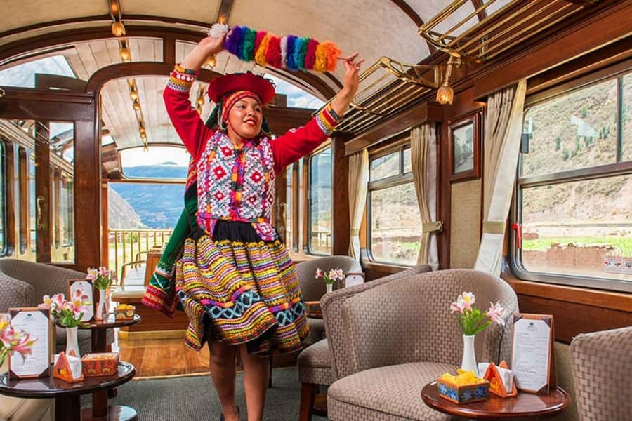 From Puno: Travel to Cusco in Titicaca Train All Inclusive - A three-course lunch with the Andes outside