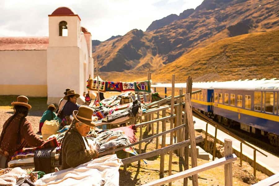 From Puno: Travel to Cusco in Titicaca Train All Inclusive - Live music, dancing, and the Piso Sour demonstration