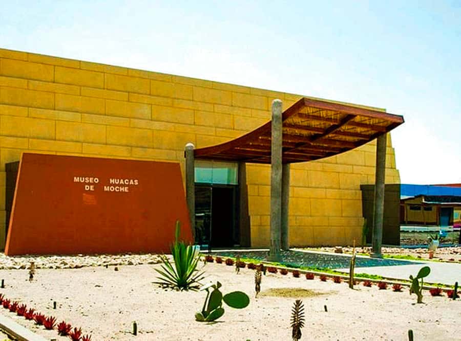 From Trujillo: Complete full day tour with museums - The Huacas of the Sun and Moon