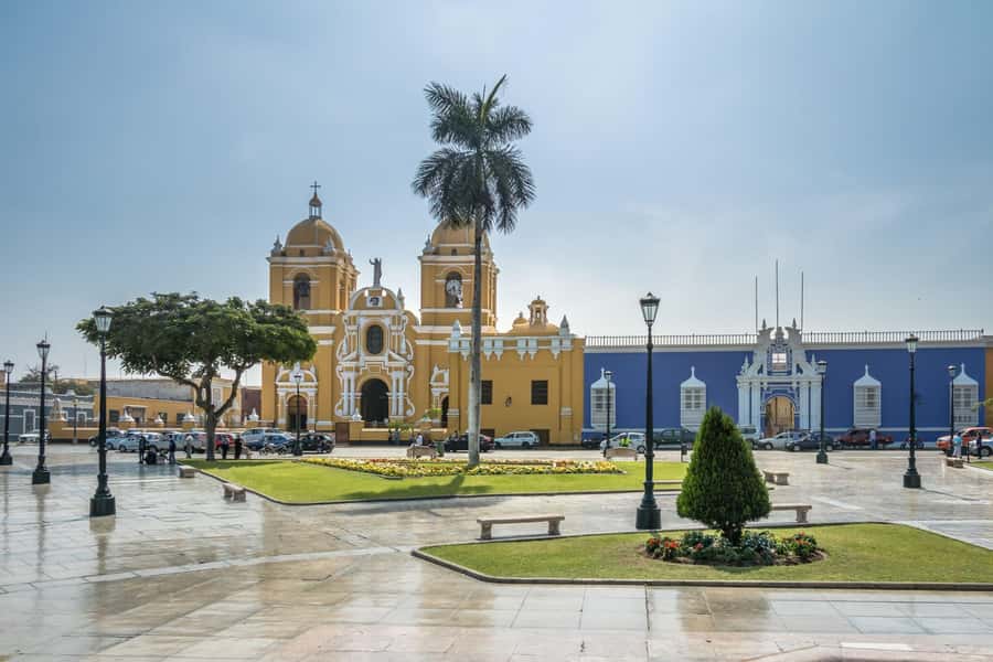 From Trujillo: Temple of the Moon and Sun and Chan Chan - Lunch before the afternoon Chan Chan visit