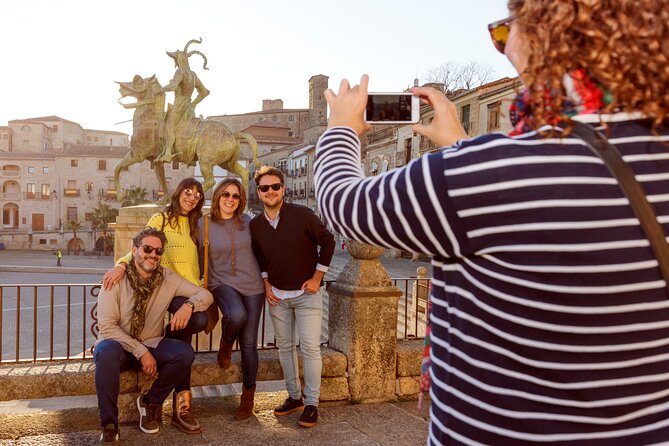 Guided tour in Trujillo at Sunset "El Collector de Atardeceres" - Entering the medieval center for 100 minutes