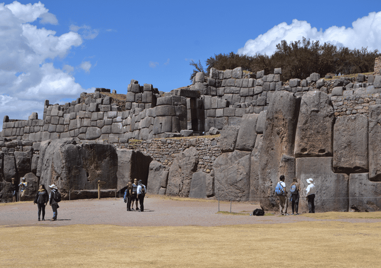 In Cusco: Saqsaywaman, Qenqo, Pukapukara, Tambomachay. - The llama and alpaca stop: pleasant, but watch the clock