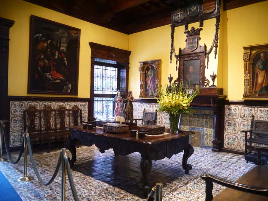 La casa de Aliaga, an alive colonial jewel at Lima center. - What happens during the 40-minute visit