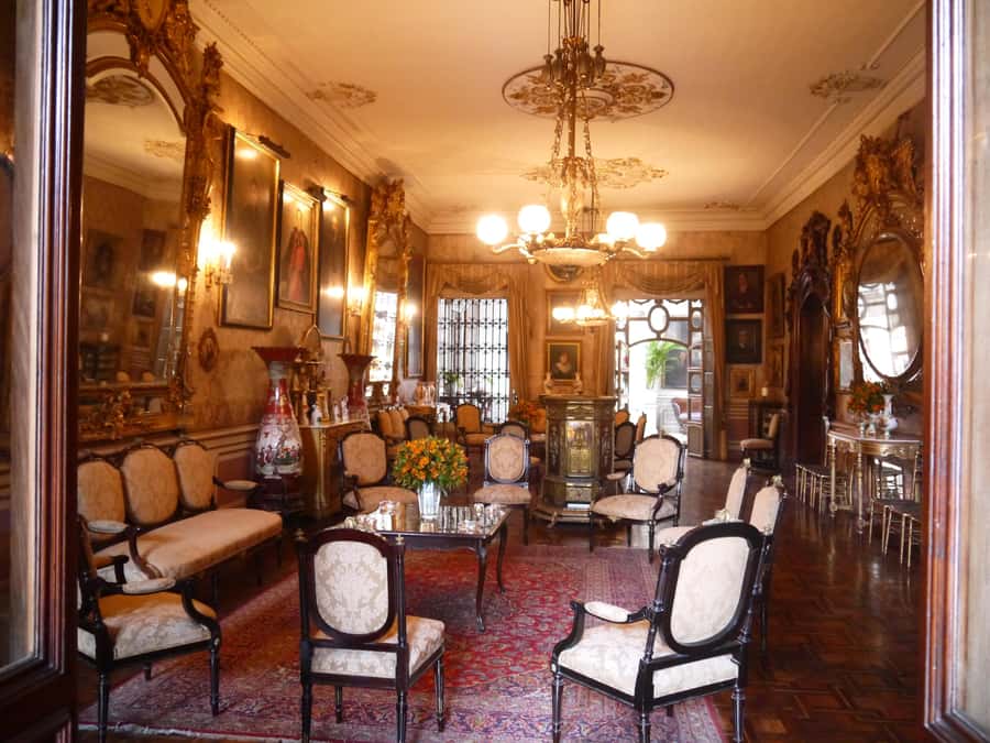La casa de Aliaga, an alive colonial jewel at Lima center. - Who will appreciate this Lima experience most