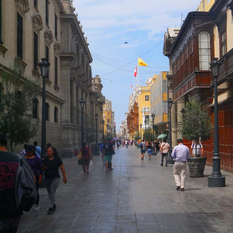 La casa de Aliaga, an alive colonial jewel at Lima center. - Meeting beside the Government Palace