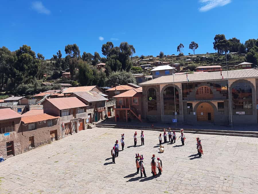 LAKE TITICACA 2-DAY EXCURSION: UROS AMANTANI AND TAQUILE + 3 MEALS - Packing for 3,810 meters