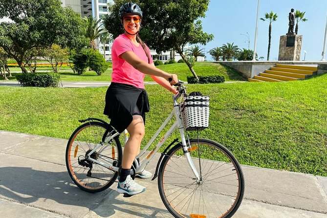 Lima Bike Tour in Miraflores & Barranco - Shared small group - Pacific views at Parque del Amor and Larcomar