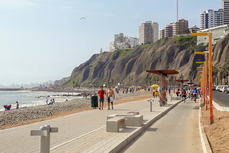Lima Bike Tour: La Costa Verde & Jesus Statue in Chorrillos - Chorrillos and the road toward El Morro