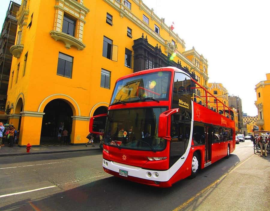 Lima : City tour 360° Panoramic bus - Sightseeing Tour - Entering the colonial center at Plaza San Martín