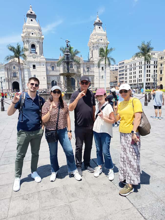 Lima: Historic Center Walking Tour with Pisco Sour Tasting - Plaza Mayor, the Cathedral, and the government buildings