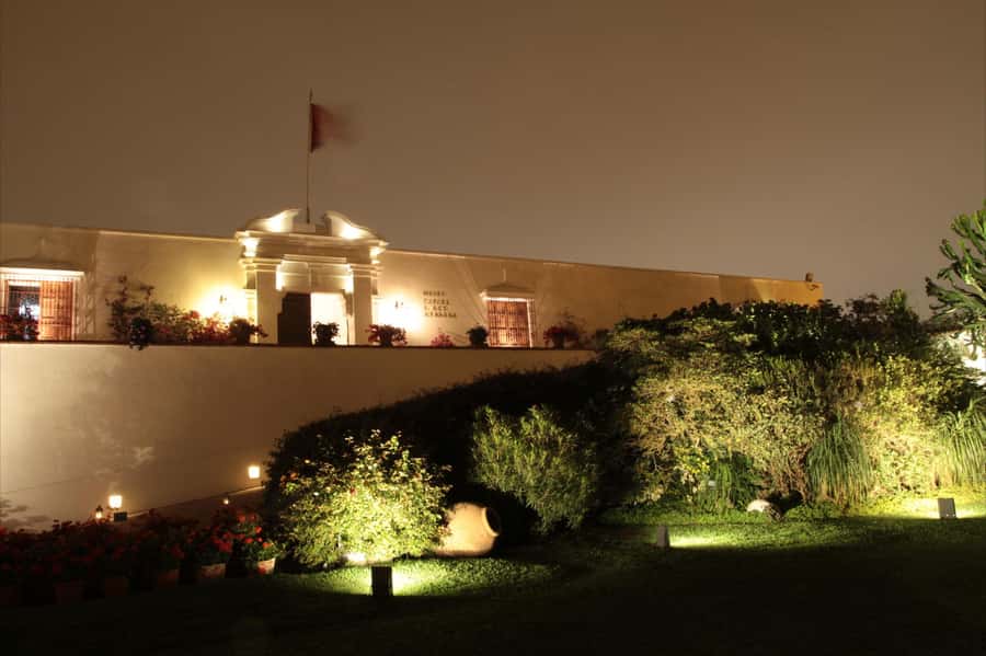 Lima: Huaca Ruins and Larco Museum at Night with Dinner - Huaca Huallamarca in San Isidro
