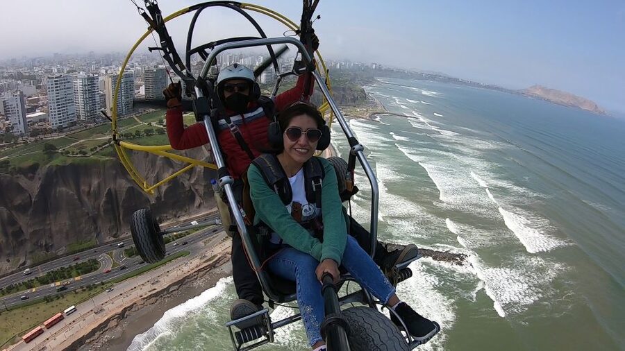 Lima: Paragliding Flight Over Costa Verde Districts - San Isidro’s Towers and Green Spaces