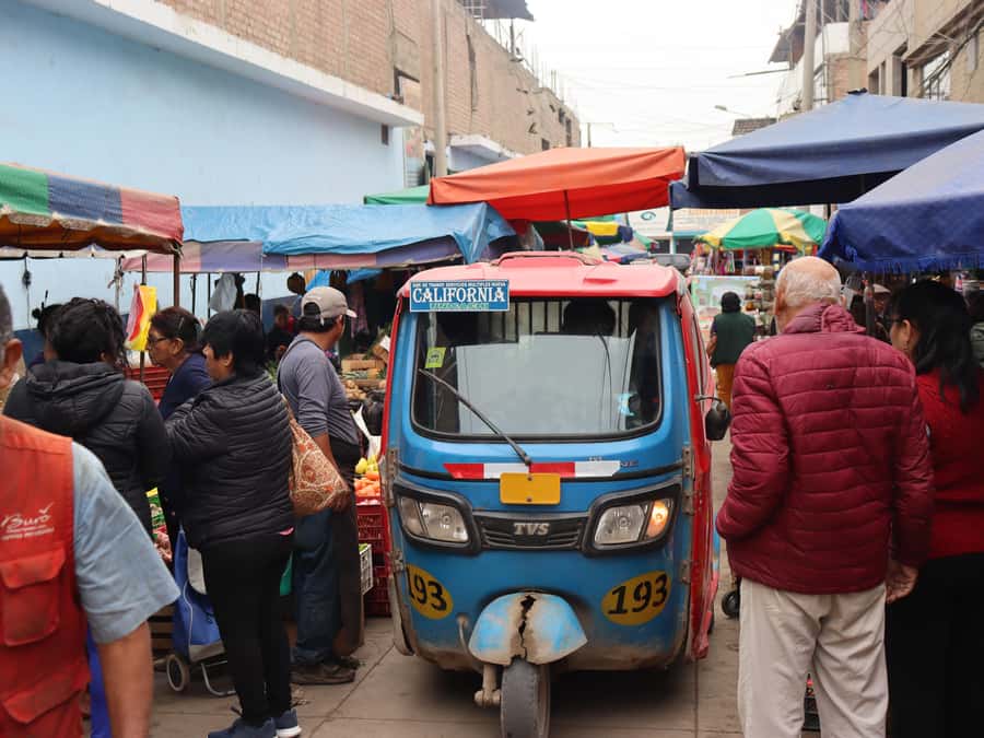 Lima: Villa El Salvador Shanty Town Tour - Walking through the settlement with a local leader