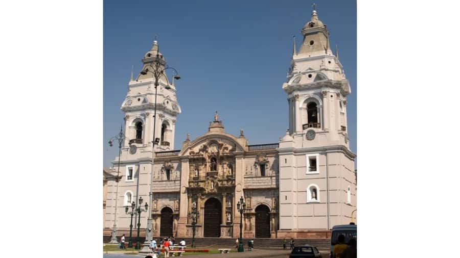 LIMA WALKING TOUR CATACOMBS FROM MIRAFLORES, HISTORICAL CENTER, WINES+BUS - Returning by bus to Miraflores and beyond
