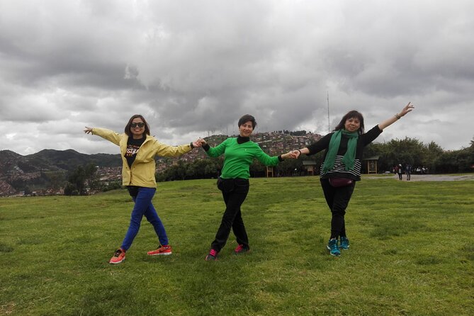 Machupicchu Guide Service - Taking the tourist bus to Machu Picchu