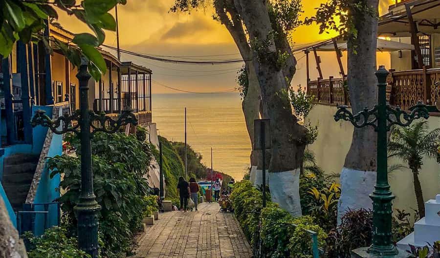 Miraflores & Barranco: Lima’s Modern and Bohemian Tour - Love Park turns the coastline romantic