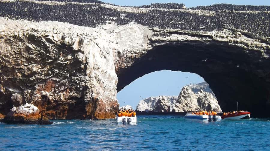 Paracas: Ballestas Islands Boat tour - Islas Ballestas - Reaching the Ballestas Islands after about 15 minutes