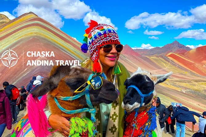 Private Tour Rainbow Mountain + Red Valley + LUNCH - Walking through Valle Rojo Pitumarca