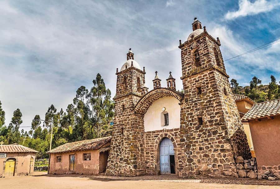 Puno: Route Of The Sun to Cusco with Lunch and Ticket Option - Bus comfort, guide quality, and the mixed record