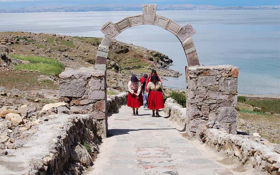 Puno: Uros and Taquile Islands Full-Day Tour with Lunch - Lunch with lake views