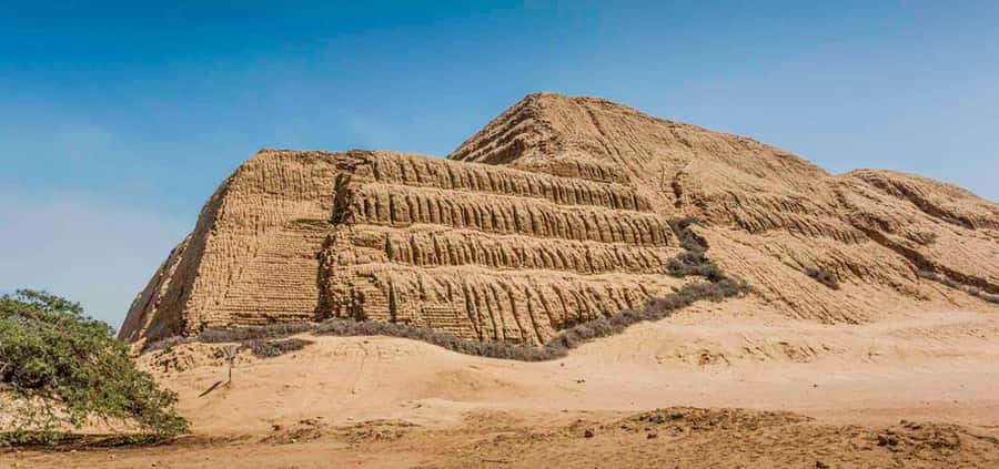 Pyramids of the Sun and the Moon, Huanchaco and Chan Chan - Huaca del Arco Iris and the symbols of Chimú culture