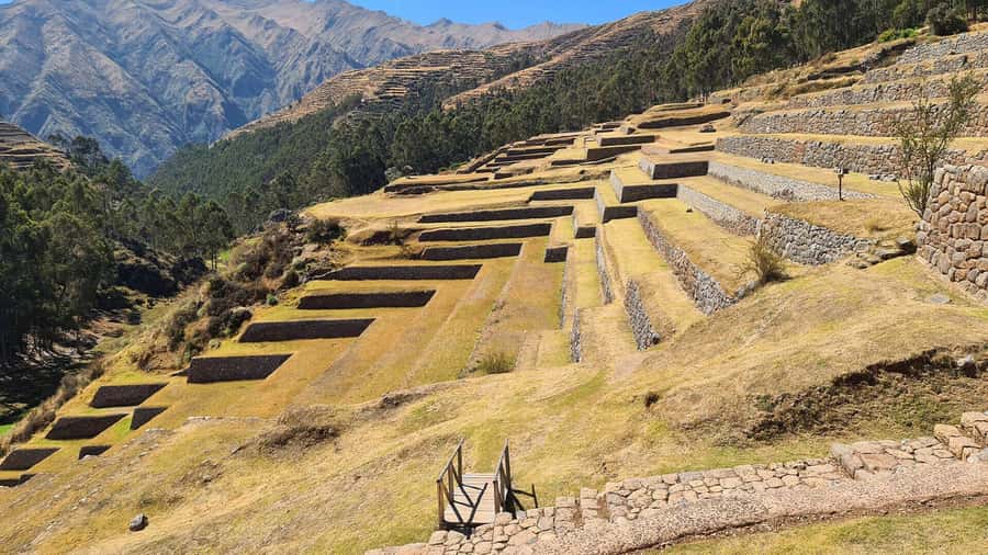 Sacred Valley: Chinchero, Moray, Ollantaytambo & Pisac+Lunch - Chinchero: textiles and high mountain Inca remains