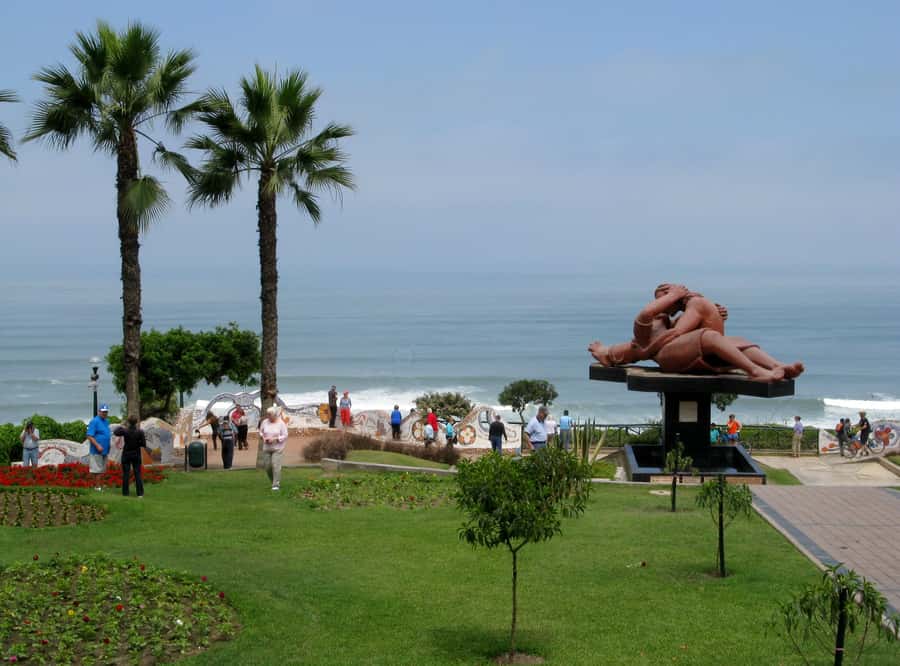 Tour of Lima with a visit to the catacombs of San Francisco. - Miraflores: Parque del Amor and Huaca Pucllana