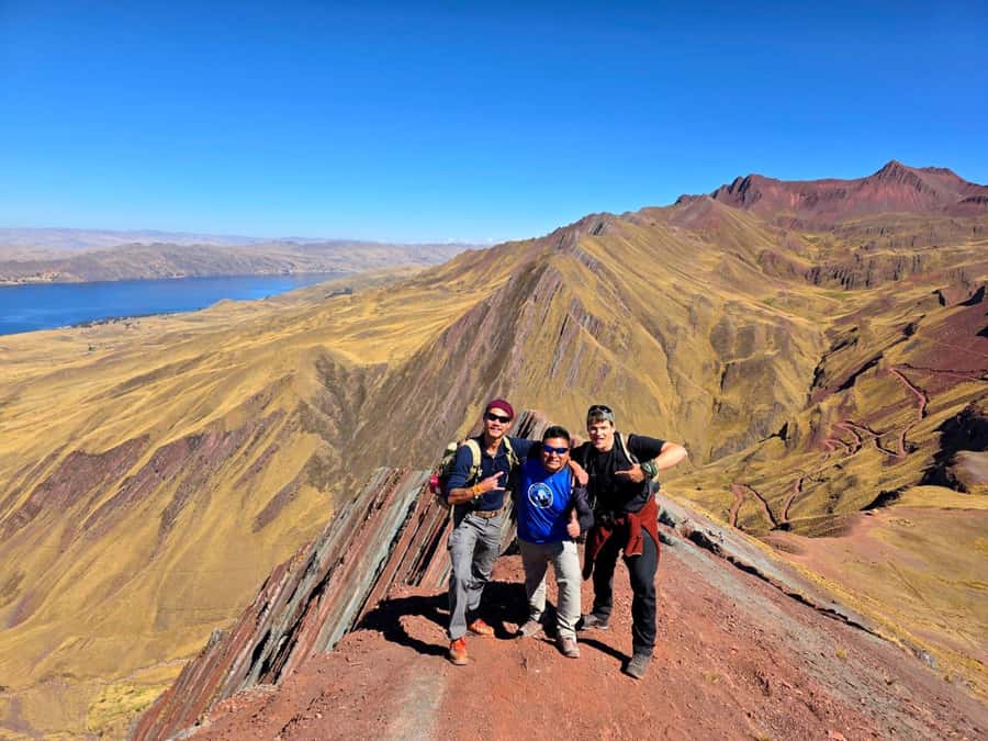 Tour Pallay Punchu Trek Full Day - The two-hour climb above Langui Lake