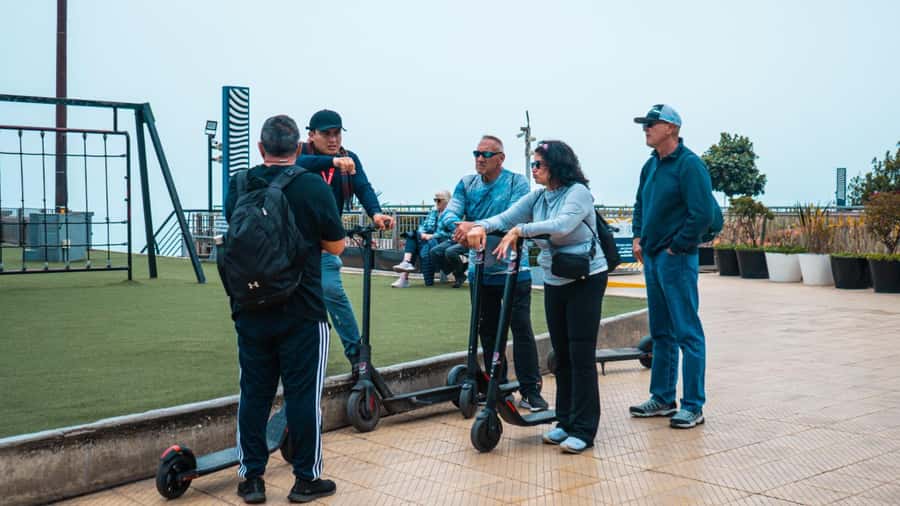 Tour Panorámico en Miraflores en Scooter Eléctrico - Chinese Park on Malecón Cisneros