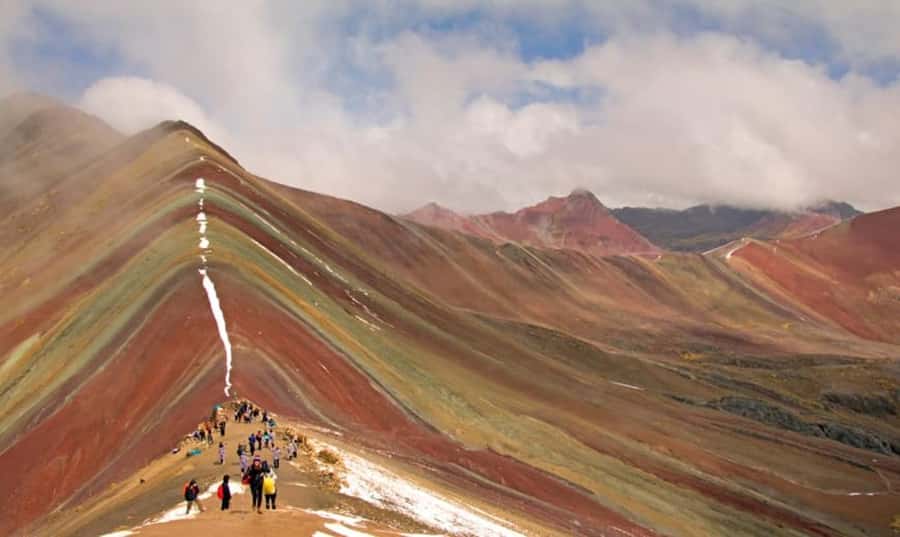 Tour Rainbow Mountain - The road to the Rainbow Mountain trailhead