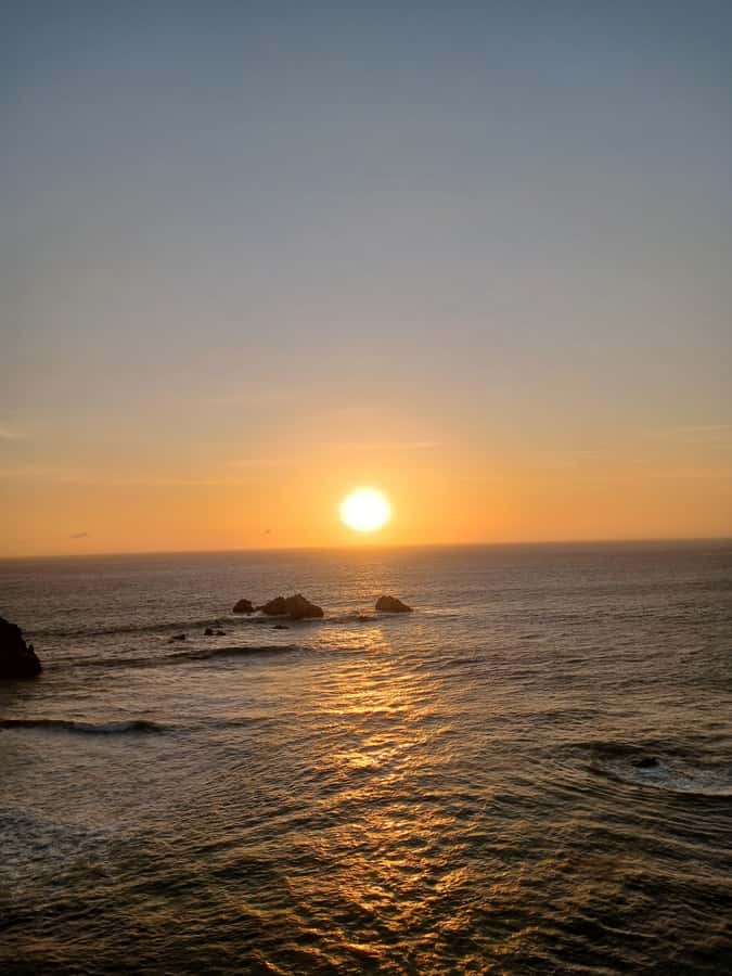 TREKKING GOLDEN SHADOWS - Mendieta Beach and the sunset question