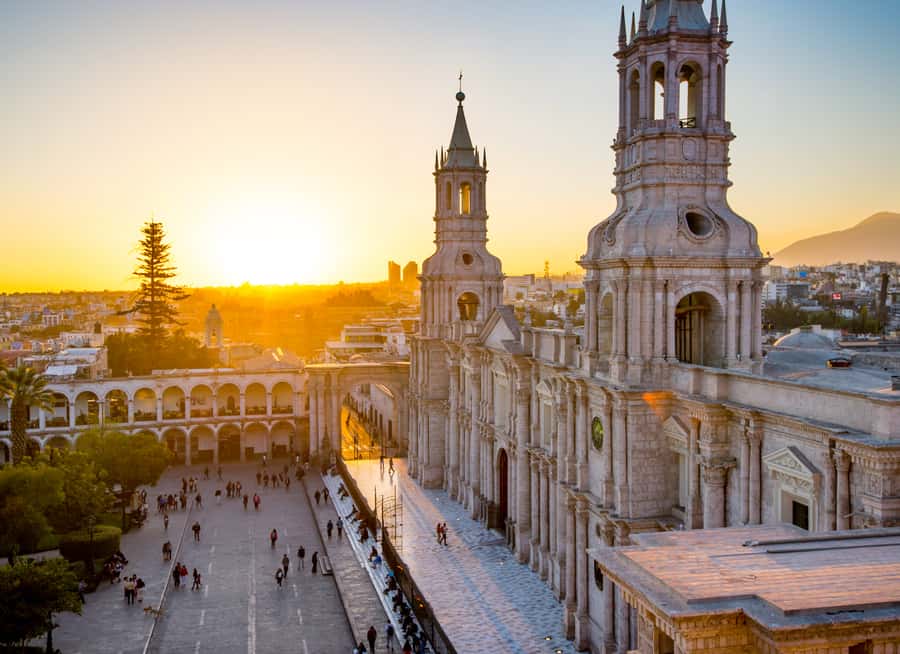 Walking tour in the Historic Center of Arequipa - The Cloisters of the Company and Arequipa’s courtyards